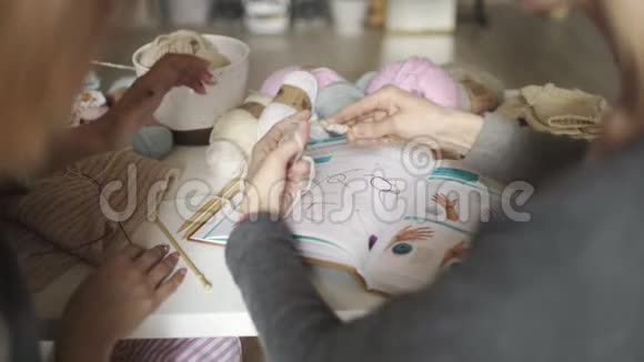 妈妈教女儿编织针女人手织羊毛衫视频的预览图