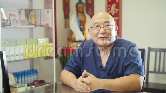 一位西藏医学博士的肖像高级勇敢的医生对着镜头说话视频的预览图