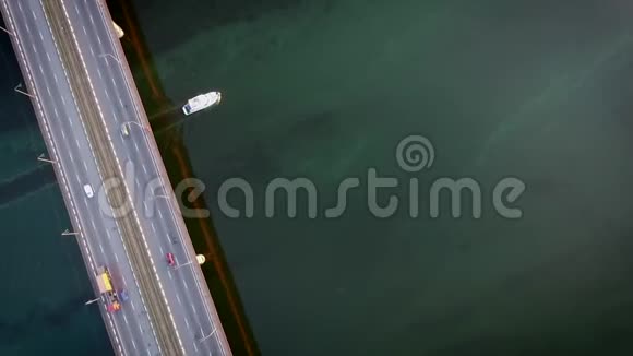 白船在布鲁姆河上的无人机拍摄视频的预览图