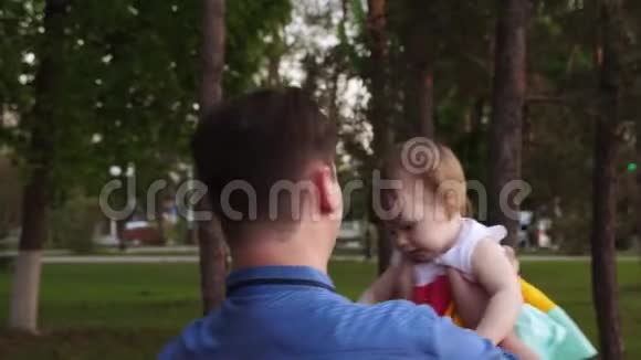 爸爸抱着孩子笑着和他在城里散步视频的预览图