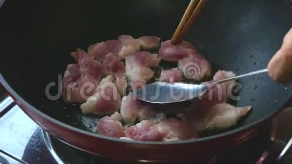 炒锅里炒猪肉片视频的预览图
