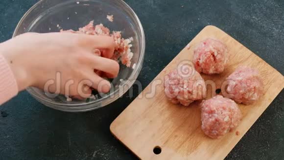 一个女人的手用米饭做成肉丸放在木板上上景视频的预览图
