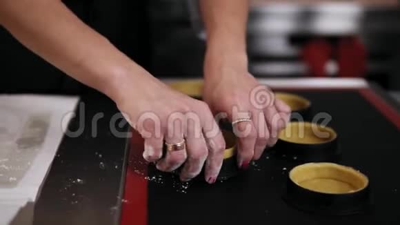 女性手的专业糖果成型面团烘焙酒石黑色的工作表面室内烹饪视频的预览图