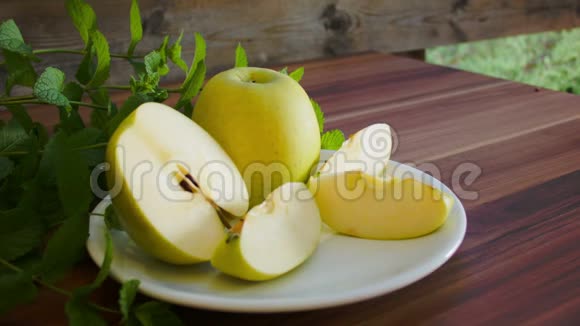 白色盘子上的成熟美味苹果视频的预览图