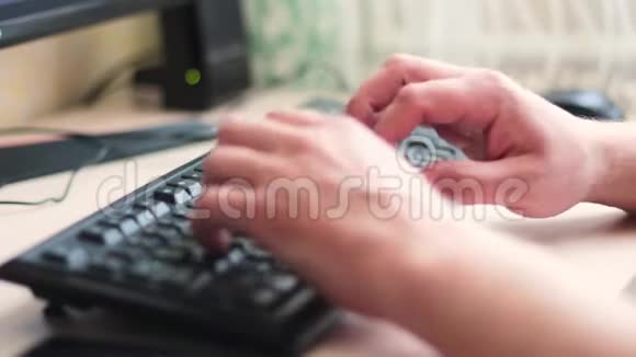 手把手在电脑键盘上做特写视频的预览图