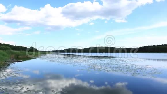 美丽的景色胜过美妙的自然景观湖水面和蓝天白云视频的预览图