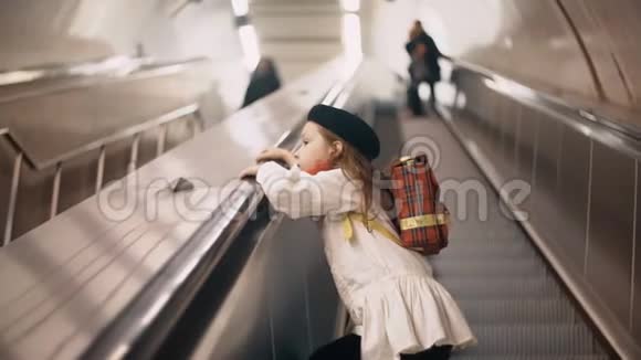 小可爱坐地铁自动扶梯上楼漂亮的女孩子服装法国风格与背包视频的预览图