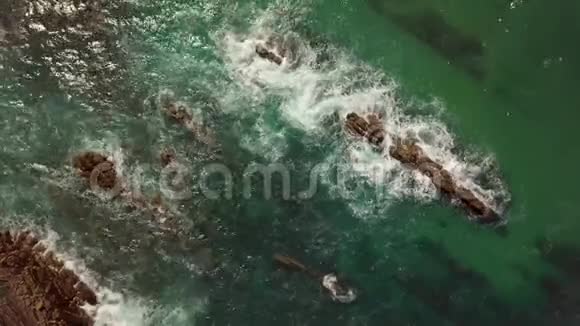 水中岩石的俯视图视频的预览图