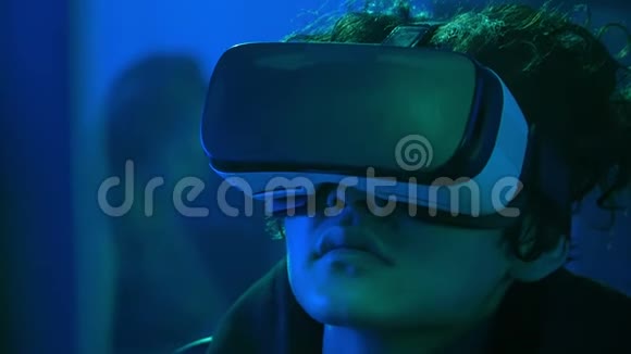 看虚拟现实眼镜视频的年轻人视频的预览图
