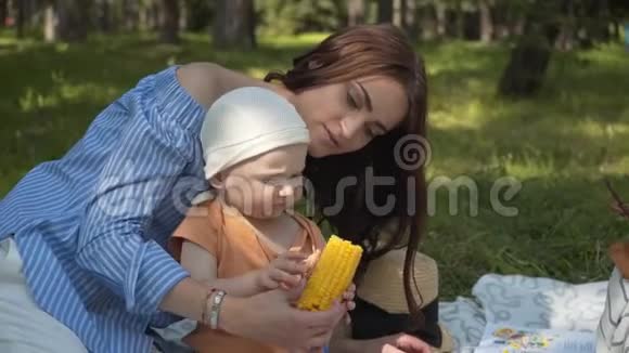 母亲给了孩子她儿子玉米他拒绝并选择了热狗错误的食物视频的预览图