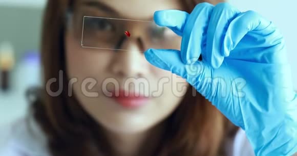女科学家手里拿着样品玻璃视频的预览图