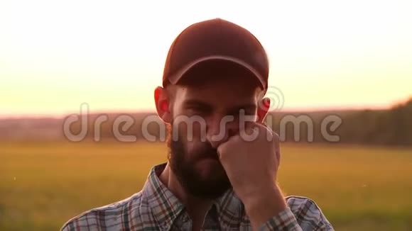 农民肖像在日落植物帽子视频的预览图