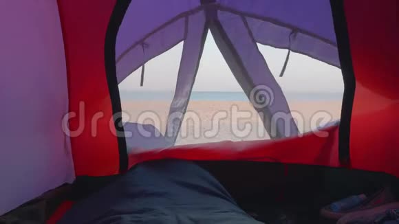 布加兹俄罗斯2018年8月24日透过帐篷里的小窗户观看荒芜的海滩和蓝色的大海视频的预览图