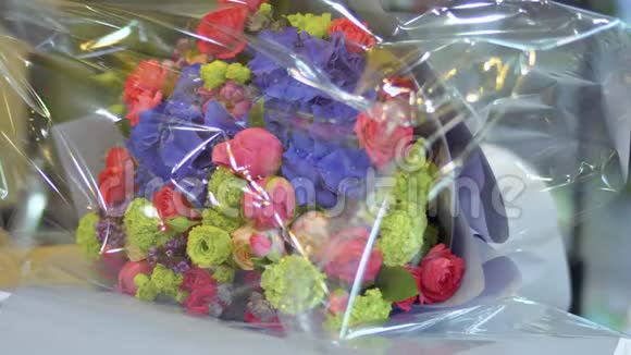 花店用透明包装包装花束视频的预览图