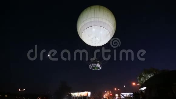 晚上旅行气球视频的预览图
