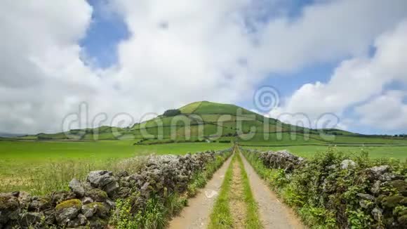 乡村景观与乡村道路亚速尔群岛葡萄牙延时视频视频的预览图
