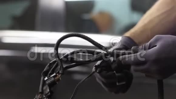 电工在汽车上用电挡工作汽车在引擎盖下的内部特写服务人员的手视频的预览图