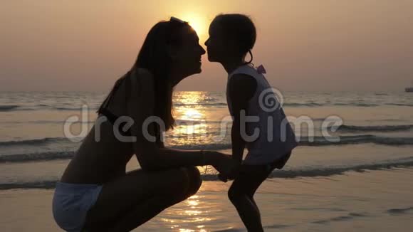 夕阳西下剪影中母亲和小女儿的深情视频的预览图