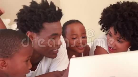 快乐的家人看电脑视频的预览图