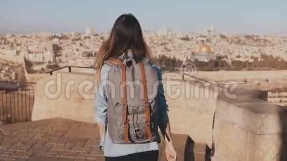 快乐的欧洲女游客举手以色列耶路撒冷背着背包的女孩走着去看古城全景4公里视频的预览图