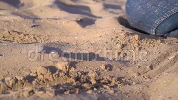 女人的手在沙滩上拍打沙子视频的预览图