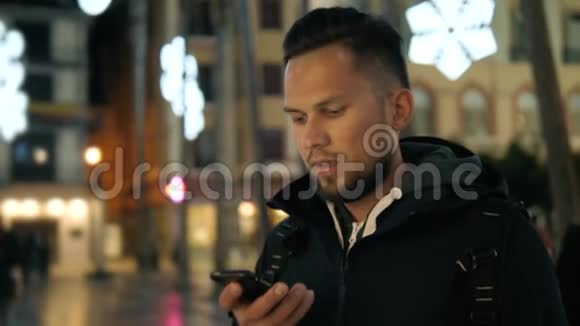 男子语音识别与智能手机在公园夜间酒店酒吧室外学生男性使用留言音频帮助查找器视频的预览图