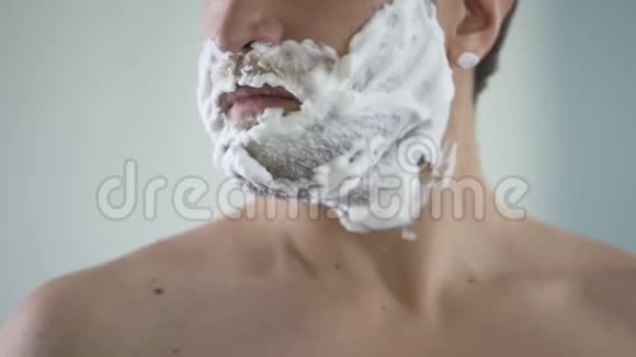 由于新型剃须泡沫的质量中年男性感到失望和愤怒视频的预览图