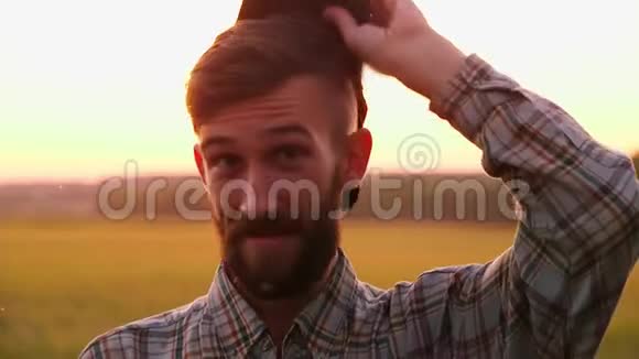 农民肖像在日落植物帽子视频的预览图