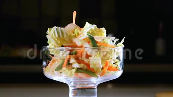 沙拉或烤白菜蔬菜豆类胡萝卜洋葱视频的预览图