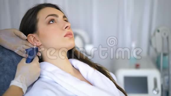 美容师在美容院做穿耳手术视频的预览图