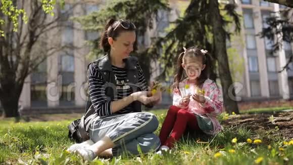 母亲为女儿织了一个蒲公英花圈她女儿给妈妈送花视频的预览图