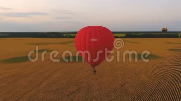 许多热气球飞越农村地区气球节鸟瞰视频的预览图
