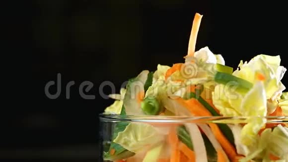 沙拉或烤白菜蔬菜豆类胡萝卜洋葱视频的预览图