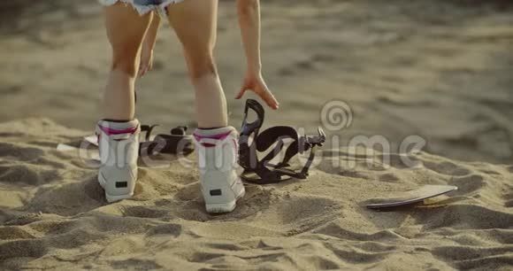 性感的女人举起一块沙板沙子掉下来体育旅游生活方式商业广告概念视频的预览图