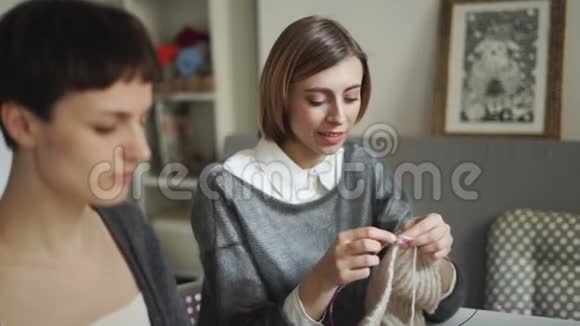 在创意工作室里合上两个女面针织线女人休闲视频的预览图