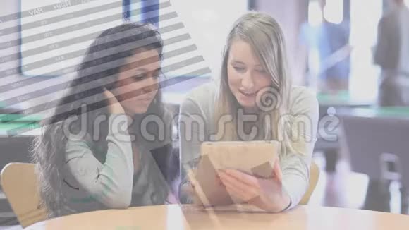 年轻人在平板电脑上看书视频的预览图