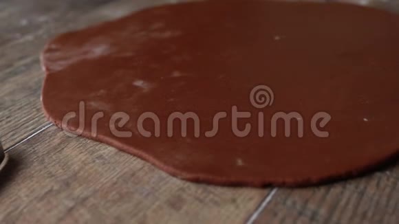 圣诞姜饼烤盘把姜汁面团放在木桌上烘焙饼干的阶段视频的预览图