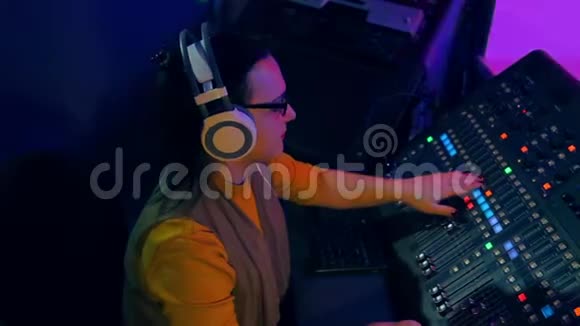 女性DJ在耳机混合轨道为迪斯科在混合控制台视频的预览图