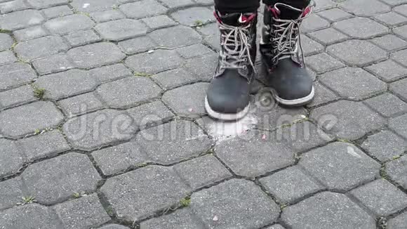 街上破碎的糖果踢在灰色的瓷砖背景上视频的预览图