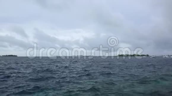 美丽的印度洋深蓝色海景白色快艇正经过蓝天上的地平线和白云视频的预览图