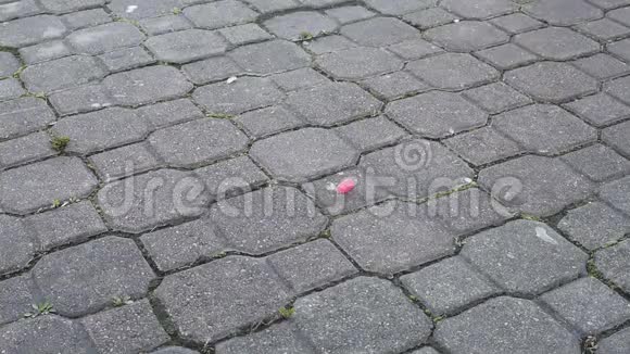 街上破碎的糖果踢在灰色的瓷砖背景上视频的预览图