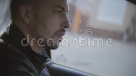 一个人坐在车里在旁边的座位上和乘客交谈视频的预览图