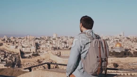 人在以色列耶路撒冷拍摄智能手机照片欧洲旅游男性欣赏古老的风景旅行慢动作视频的预览图