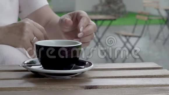 喝茶的时候特写女性的手雨下得很大视频的预览图