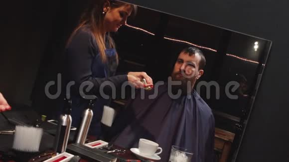 理发师用古龙水刮掉病人的皮肤视频的预览图