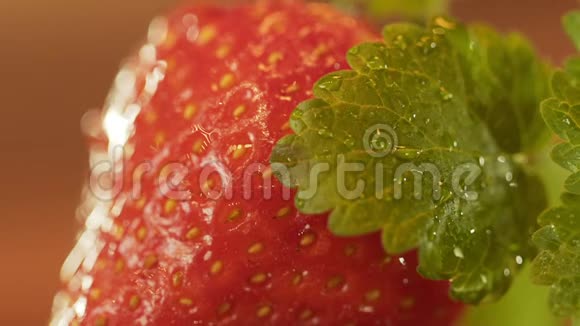 草莓和薄荷叶上的大量水滴视频的预览图