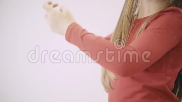 无法辨认的红色小女孩梳着长长的金发视频的预览图