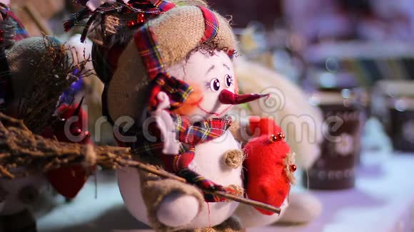 小可爱的雪人站在玩具店的柜台上圣诞纪念品视频的预览图