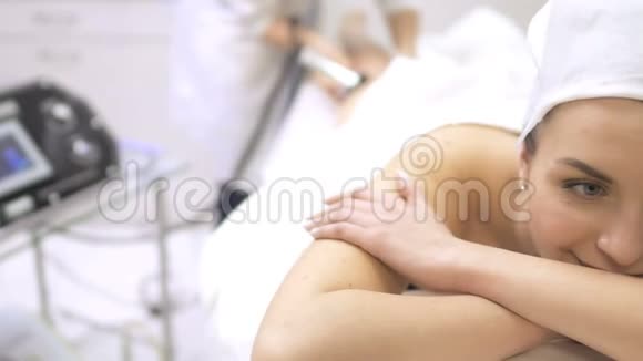 年轻女子在美容诊所享受射频升降手术视频的预览图
