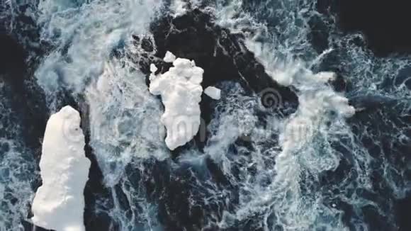 南极洲雄伟的海水冲浪鸟瞰图视频的预览图